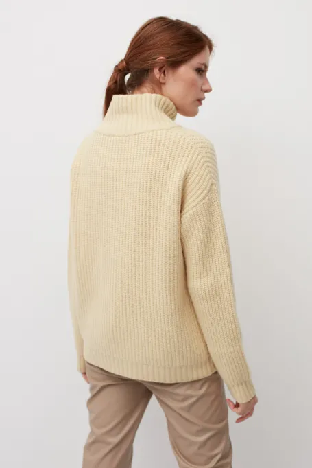 Sweter z rozpinanym golfem beż