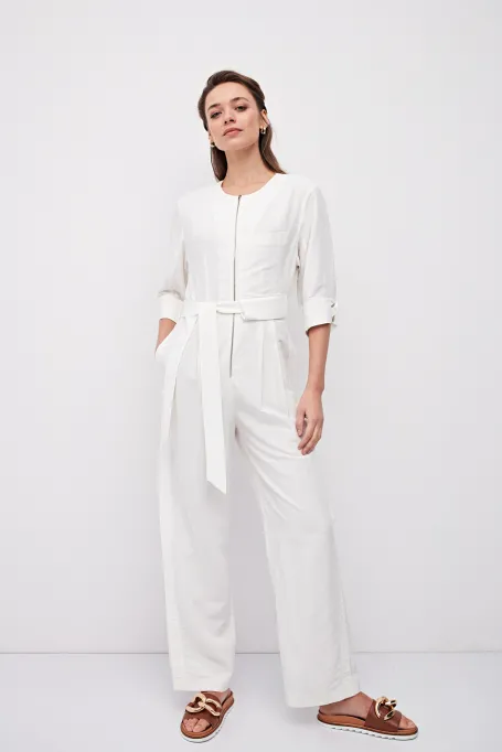 Biały kombinezon z lnem