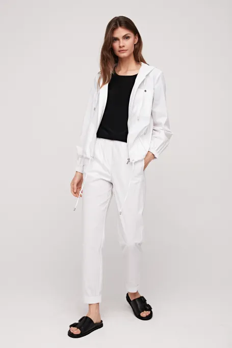 Biała krótka kurtka z kapturem