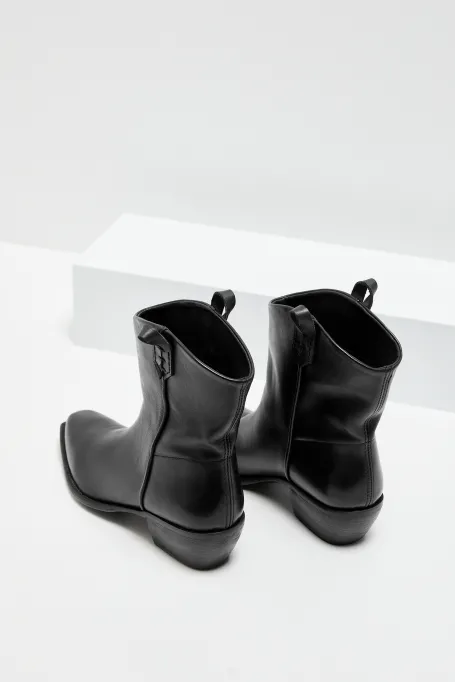 Buty ze skóry z kwadratowym noskiem Buty ze skóry z kwadratowym noskiem