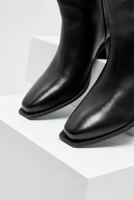 Buty ze skóry z kwadratowym noskiem Buty ze skóry z kwadratowym noskiem