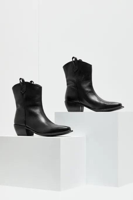 Buty ze skóry z kwadratowym noskiem Buty ze skóry z kwadratowym noskiem