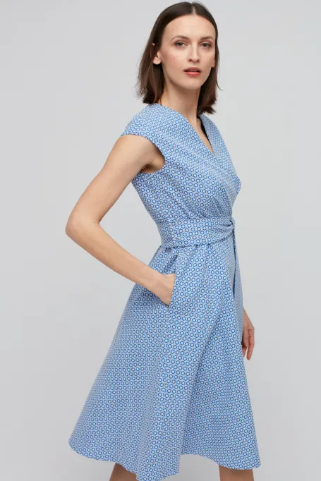 Niebieska sukienka kopertowa