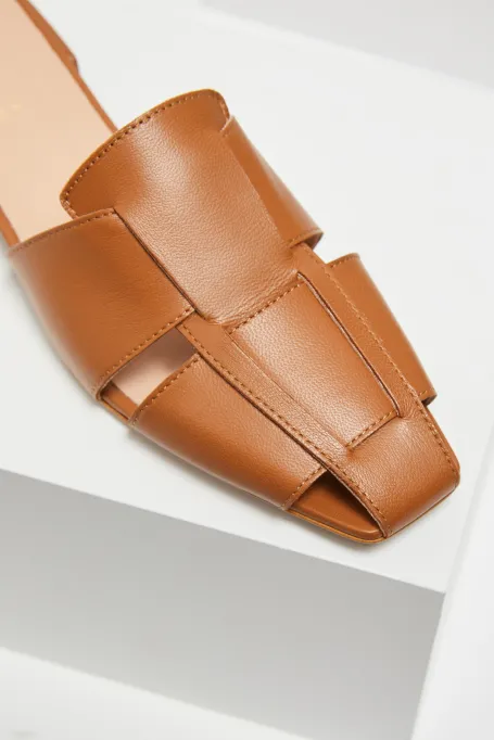 Skórzane plecione klapki camelowy