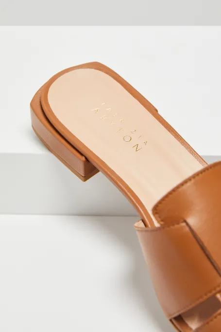 Skórzane plecione klapki camelowy