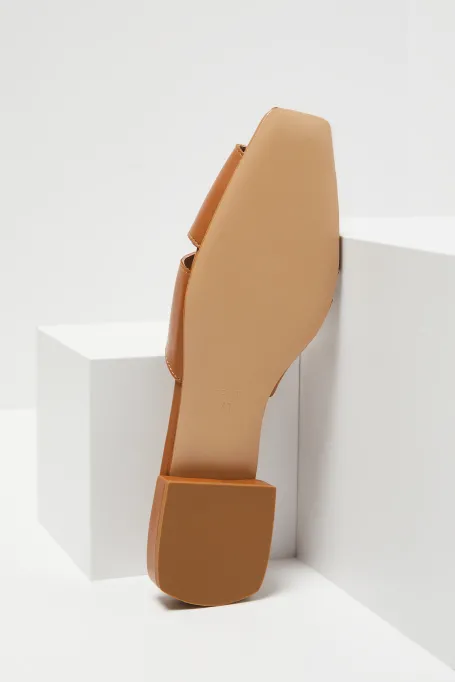 Skórzane plecione klapki camelowy