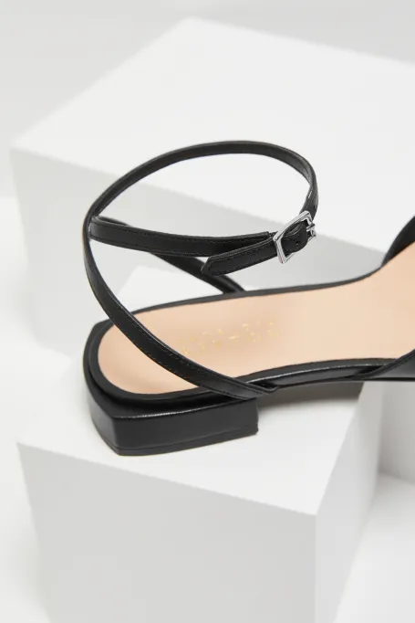 Czarne skórzane buty z zapięciem na kostce Czarne skórzane buty z zapięciem na kostce
