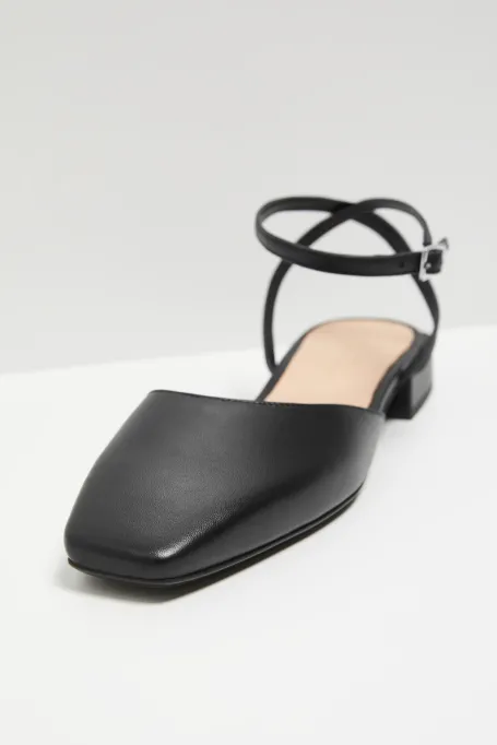 Czarne skórzane buty z zapięciem na kostce Czarne skórzane buty z zapięciem na kostce