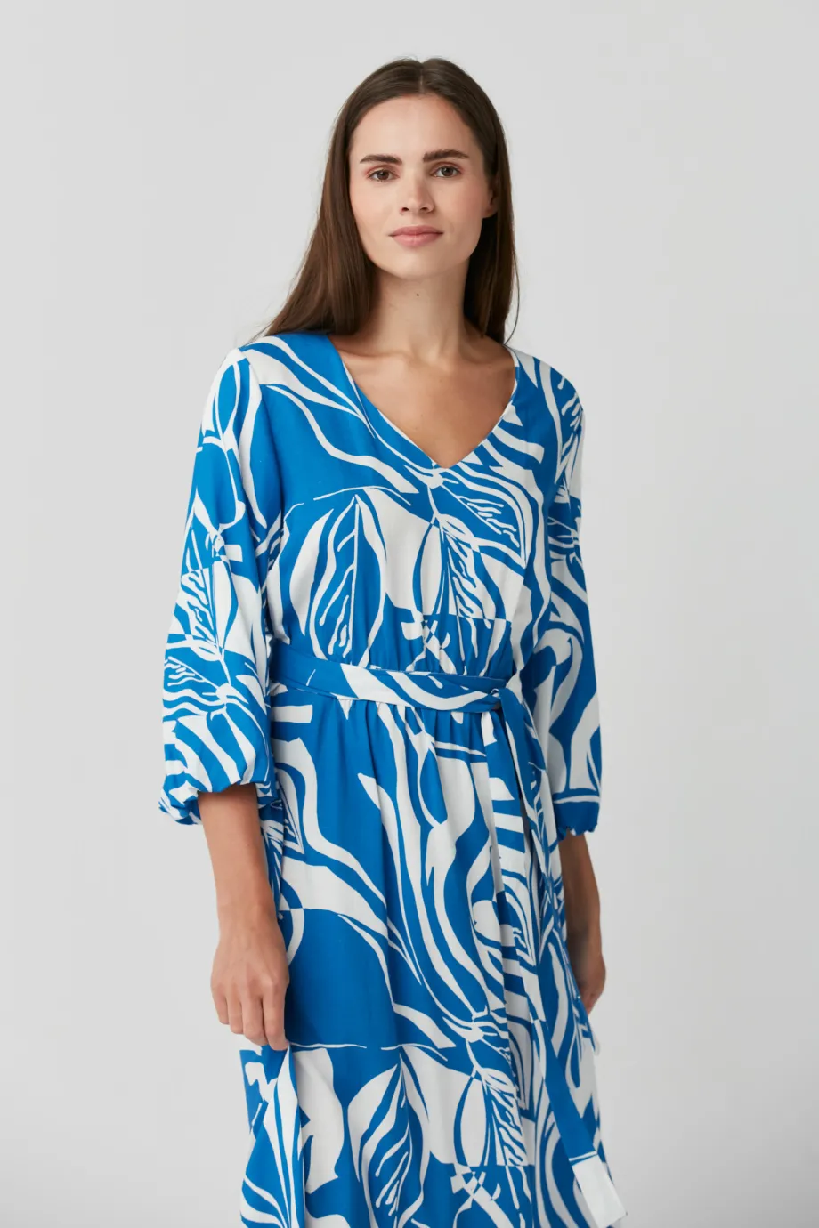 Biało-niebieska zwiewna sukienka w kwiaty - Patrizia Aryton Biało-niebieska zwiewna sukienka w kwiaty - Patrizia Aryton