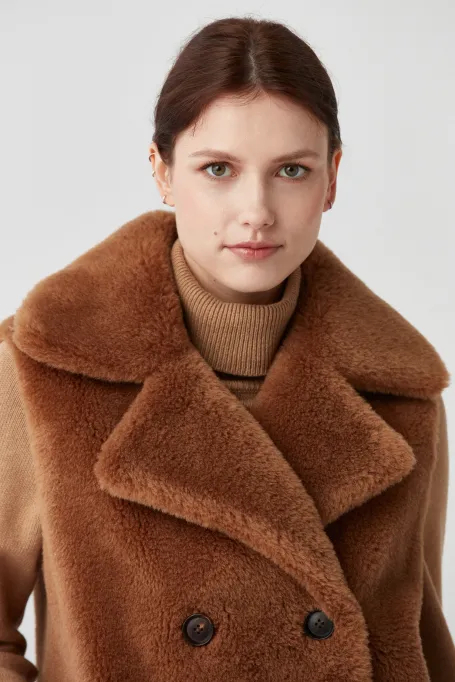 Dwurzędowa kamizelka z wełny teddy bear camelowy