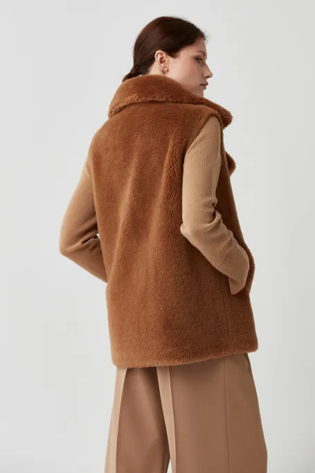 Dwurzędowa kamizelka z wełny teddy bear camelowy