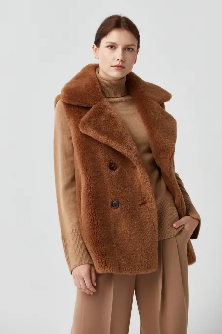 Dwurzędowa kamizelka z wełny teddy bear camelowy