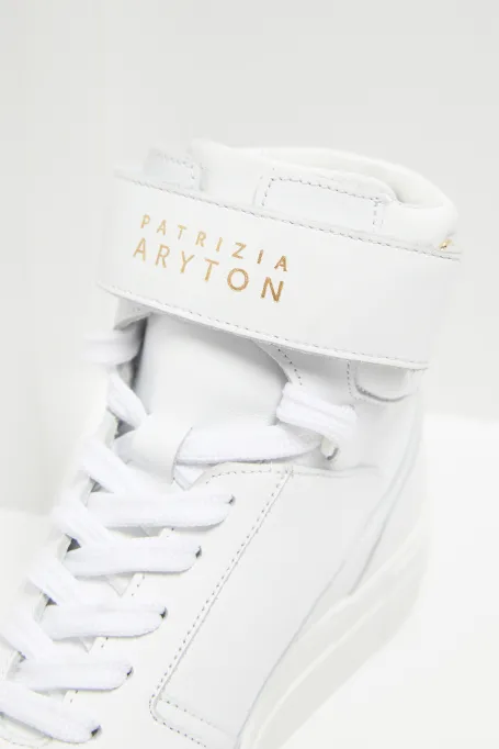 Białe skórzane buty sportowe na koturnie