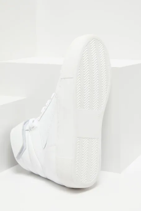 Białe skórzane buty sportowe na koturnie