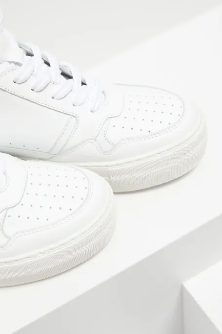 Białe skórzane buty sportowe na koturnie