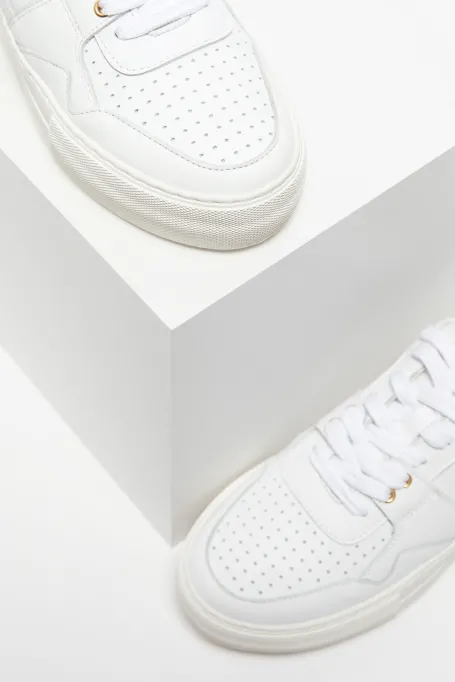 Białe skórzane sneakersy