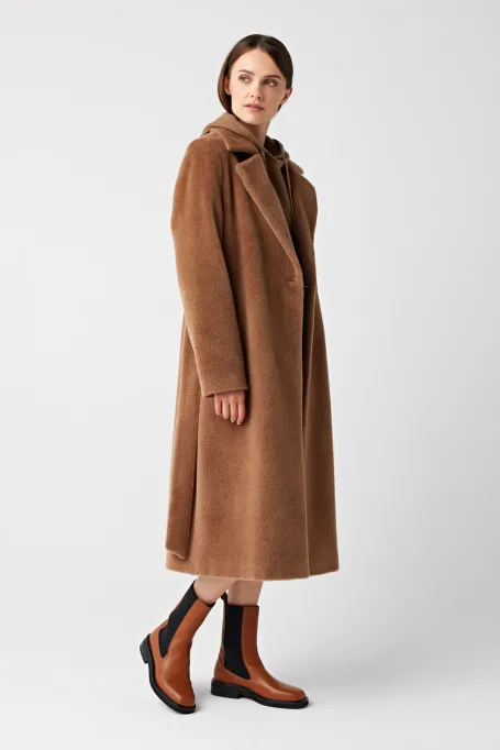 Płaszcz z paskiem z wełny suri alpaki camelowy