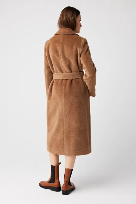 Płaszcz z paskiem z wełny suri alpaki camelowy