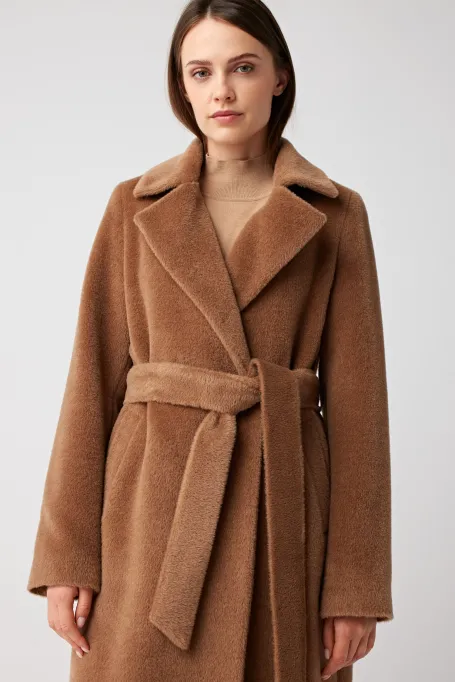 Płaszcz z paskiem z wełny suri alpaki camelowy