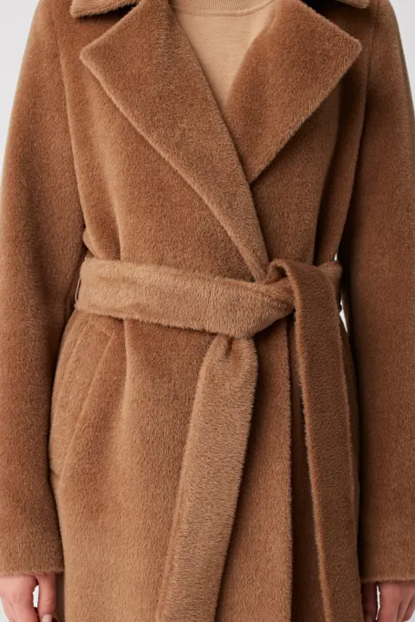 Płaszcz z paskiem z wełny suri alpaki camelowy