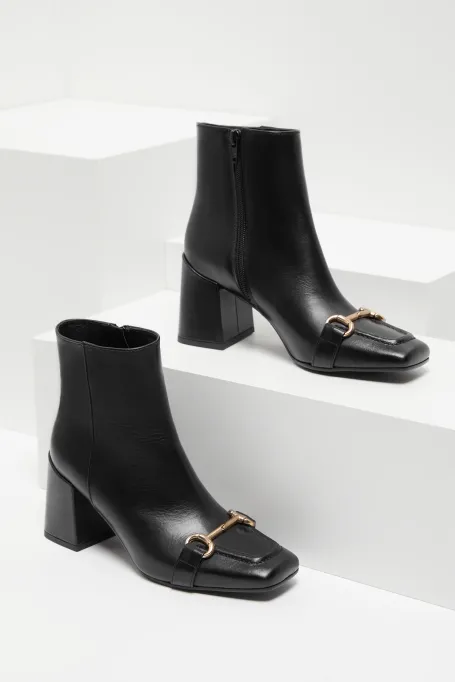 Czarne skórzane buty na średnim obcasie