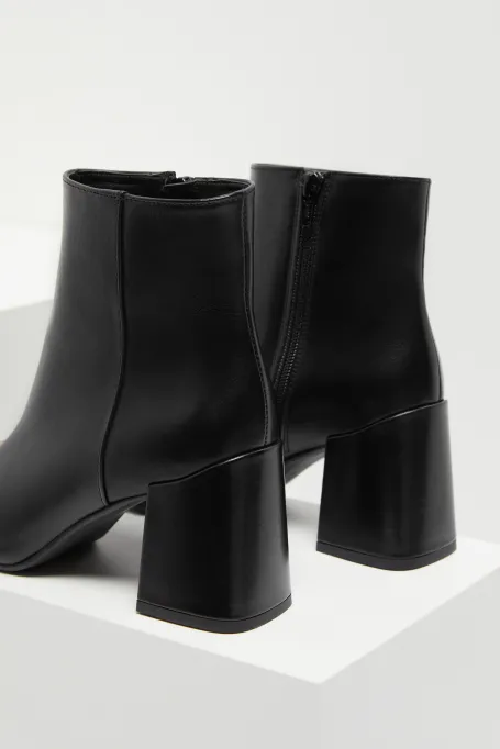 Czarne skórzane buty na średnim obcasie