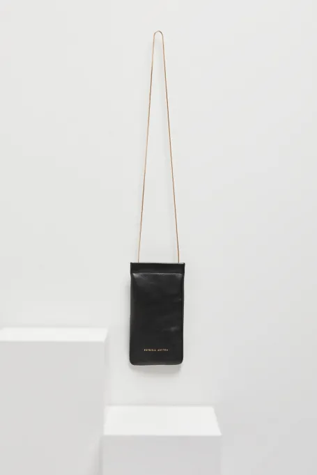 Czarne skórzane etui na okulary, telefon