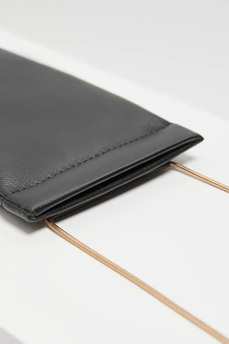 Czarne skórzane etui na okulary, telefon