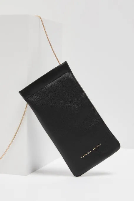 Czarne skórzane etui na okulary, telefon