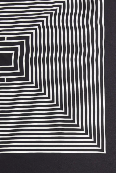 Biało-czarna chusta z jedwabiu