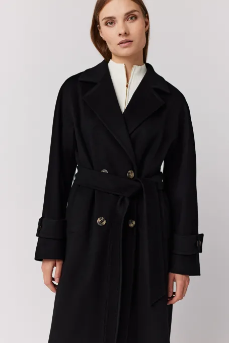 Długi czarny płaszcz z paskiem z wełny jagnięcej