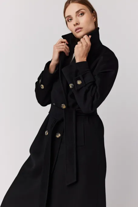 Długi czarny płaszcz z paskiem z wełny jagnięcej