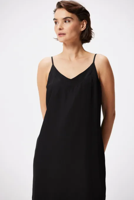 Czarna jedwabna sukienka