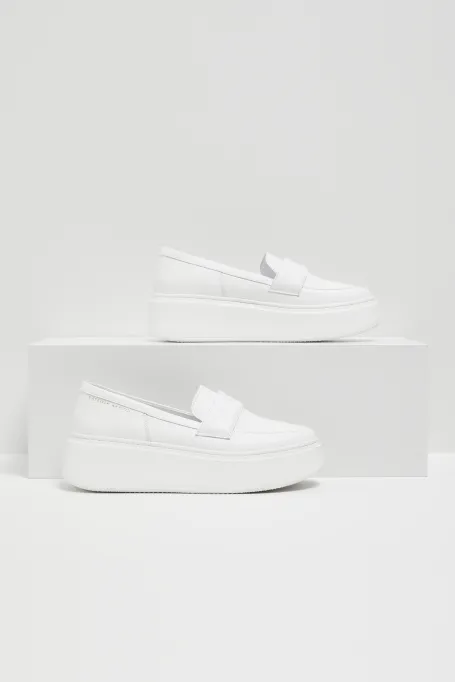 Białe skórzane buty na platformie