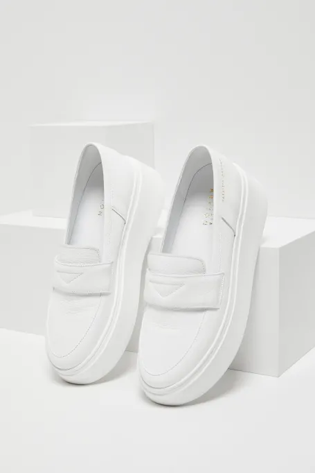 Białe skórzane buty na platformie