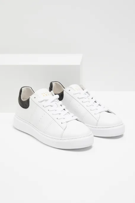 Białe skórzane sneakersy