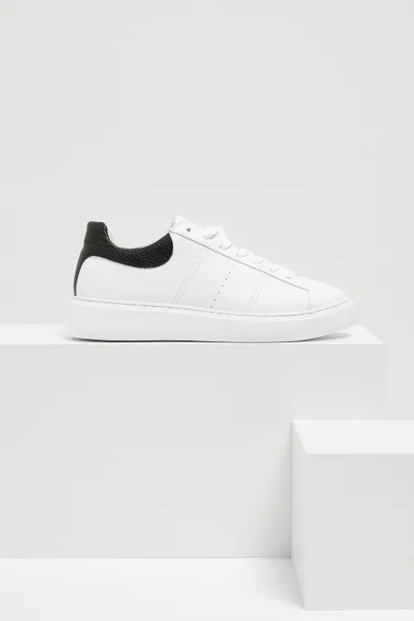 Białe skórzane sneakersy Białe skórzane sneakersy