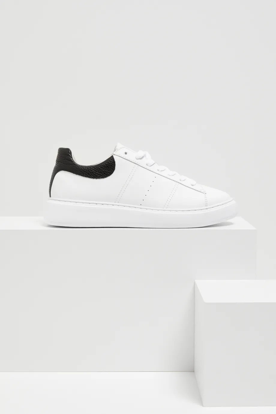 Białe skórzane sneakersy Białe skórzane sneakersy