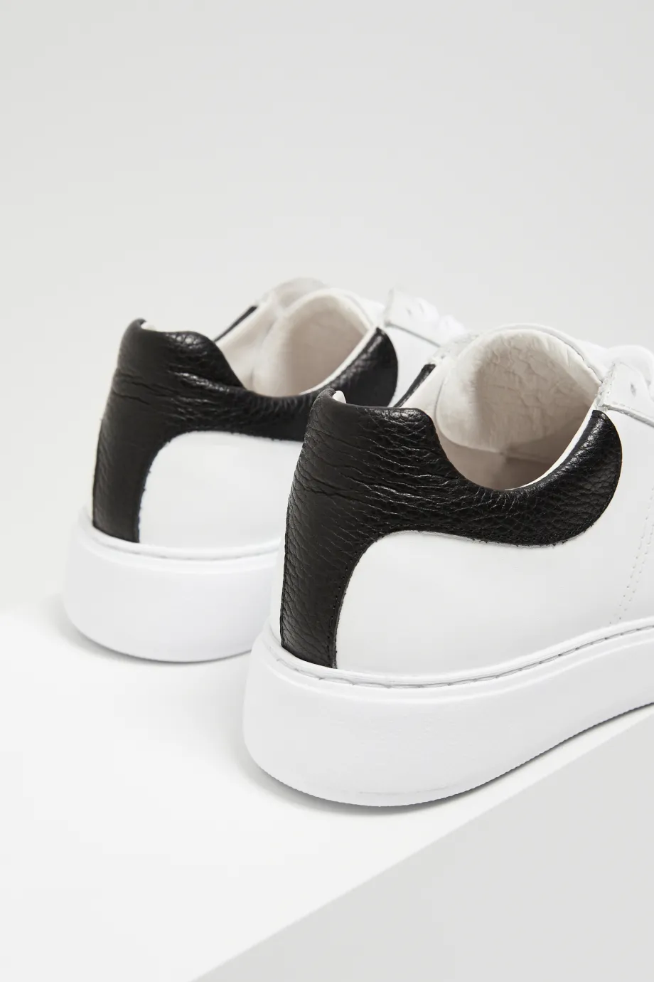 Białe skórzane sneakersy Białe skórzane sneakersy