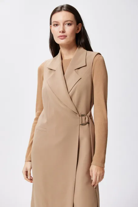 Camelowa sukienka szmizjerka zapinana na klamrę - Patrizia Aryton