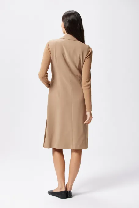 Camelowa sukienka szmizjerka zapinana na klamrę - Patrizia Aryton