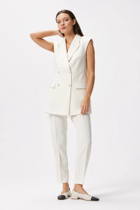 Biała kamizelka dwurzędowa do garnituru