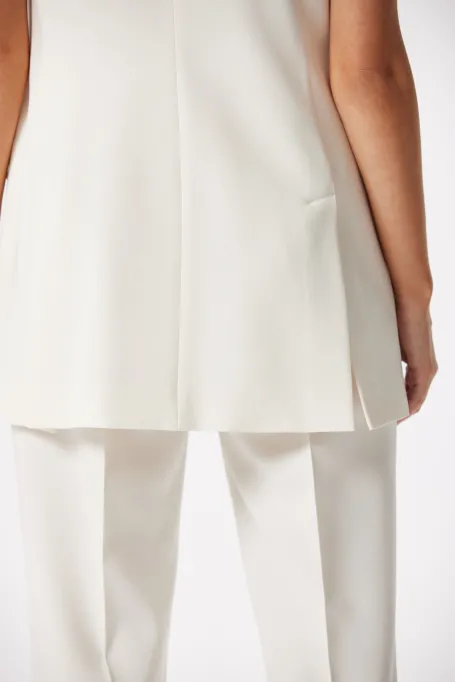 Biała kamizelka dwurzędowa do garnituru