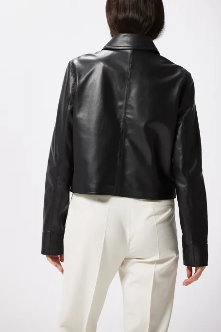 Czarna skórzana kurtka