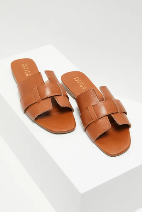 Skórzane klapki camelowy