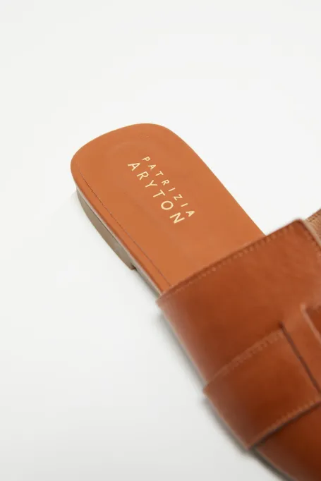 Skórzane klapki camelowy