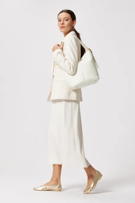 Biały żakiet taliowany