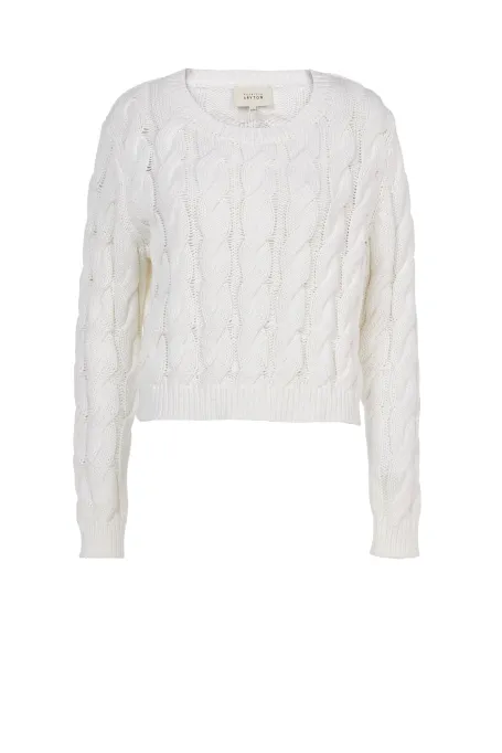 Biały sweter w warkocze