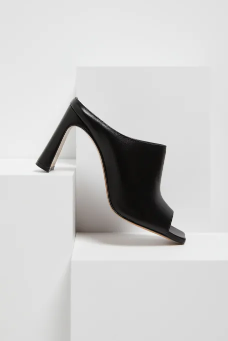 Czarne skórzane klapki na obcasie