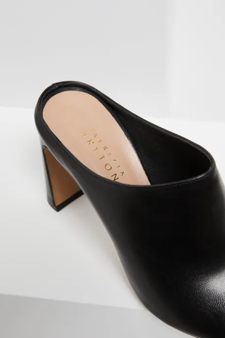 Czarne skórzane klapki na obcasie